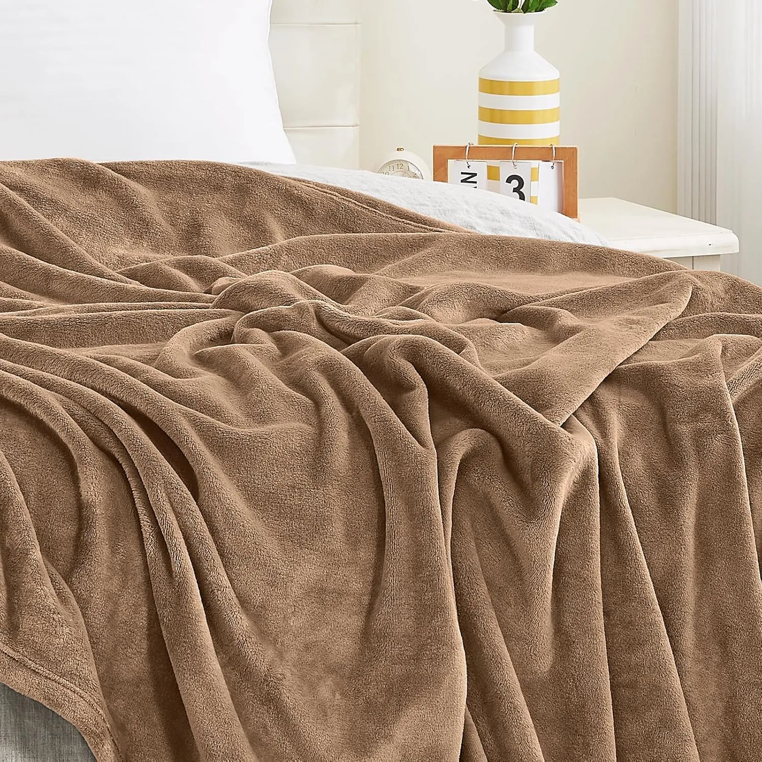 KMUSET Brown Fleece Throw Blanket for Couch - Warm Cozy Soft Lightweight Blankets All Seasons Suitable 50 x 60 inches